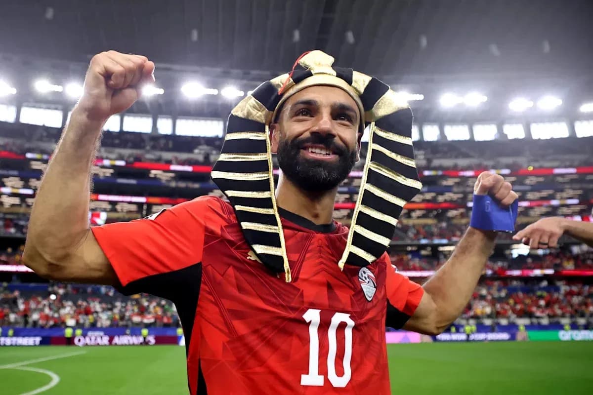 Jugador celebrando con disfraz de faraón en el campo