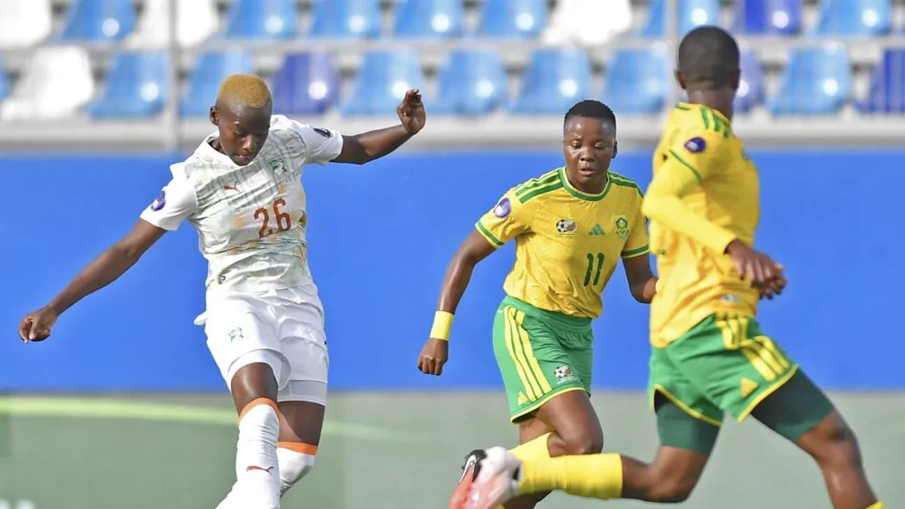 Jugadora de Costa de Marfil chutando el balón en partido
