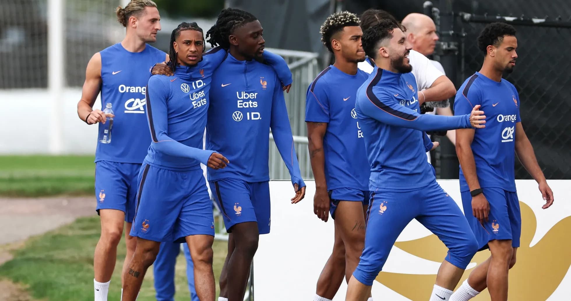 Jugadores de la selección francesa caminando durante entrenamiento