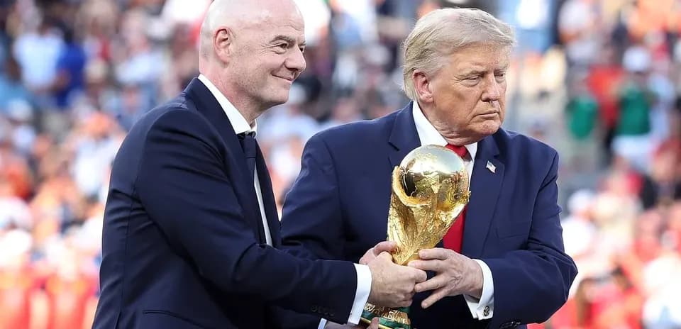 Gianni Infantino y Donald Trump sosteniendo la Copa Mundial