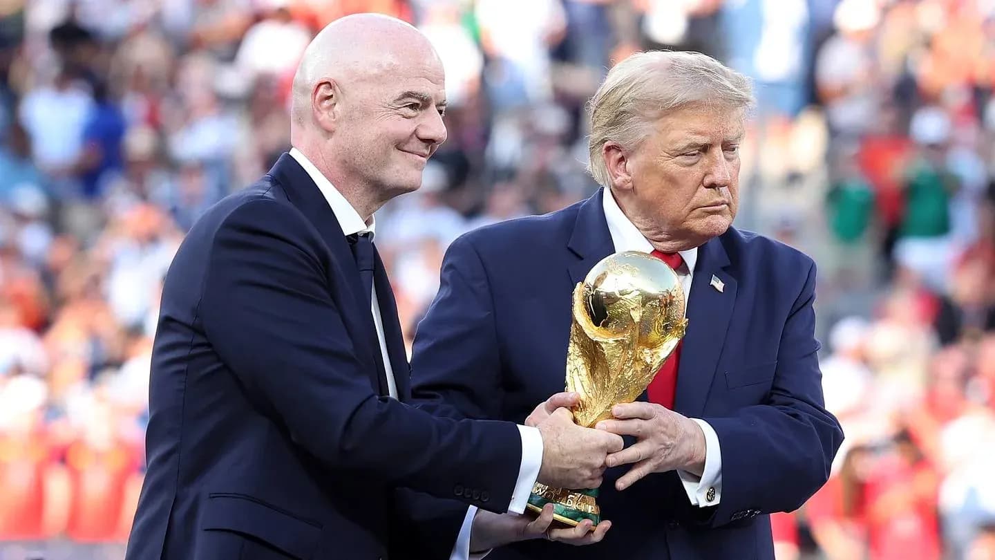 Gianni Infantino y Donald Trump sosteniendo la Copa Mundial