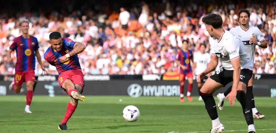 Jugador de Barcelona disparando a portería en partido