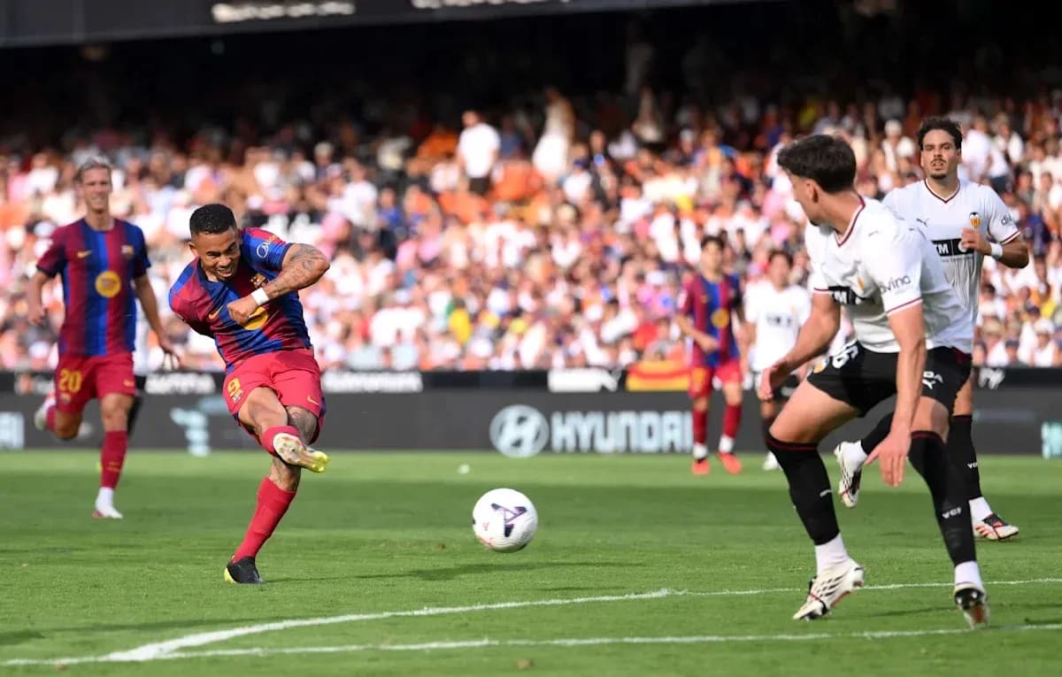Jugador de Barcelona disparando a portería en partido