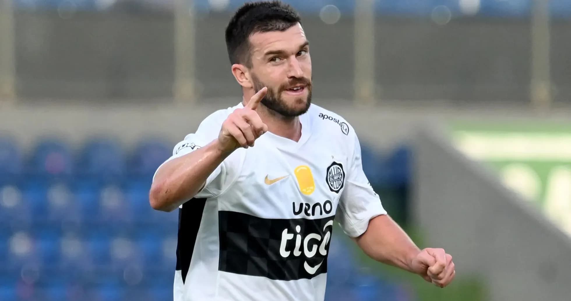 Jugador señalando al público tras anotar un gol