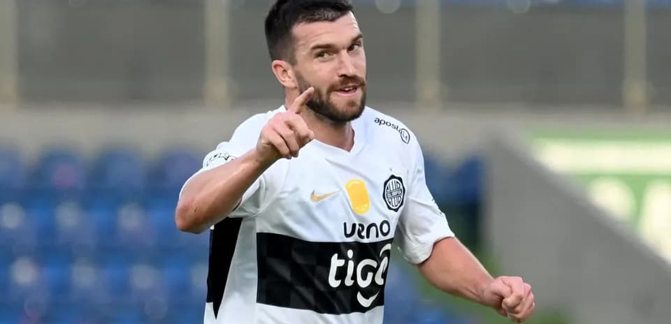 Jugador señalando al público tras anotar un gol
