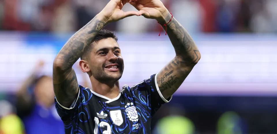 Jugador de Argentina haciendo un gesto de corazón