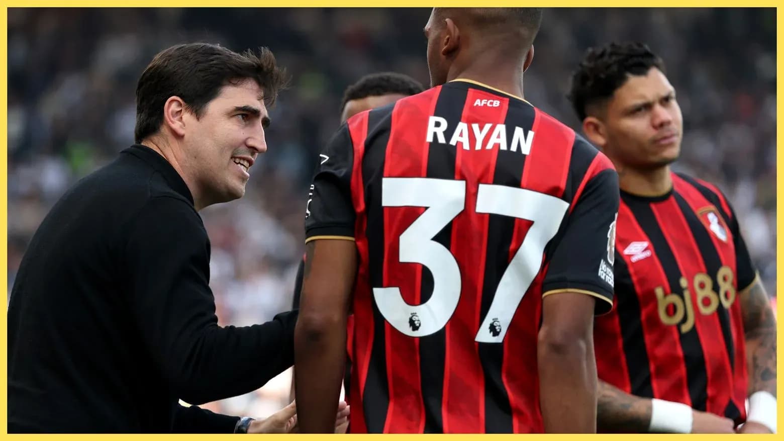 Entrenador hablando con jugadores de Bournemouth en partido