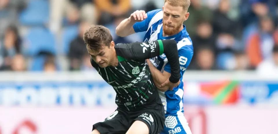 Jugadores de Elche y Alavés luchando por el balón