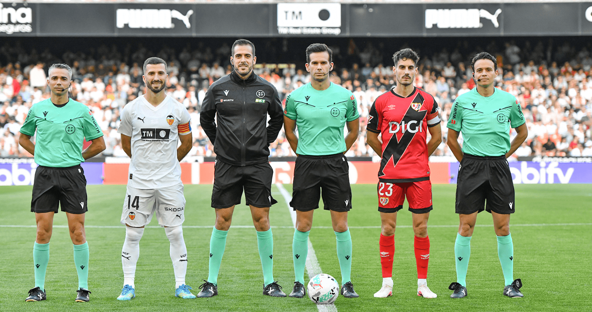Jugadores y árbitros antes del partido Valencia-Rayo