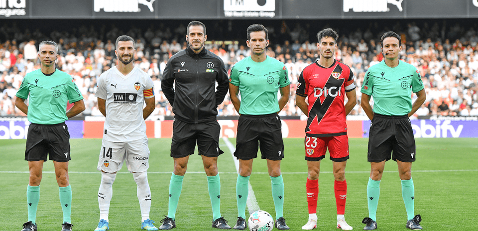 Jugadores y árbitros antes del partido Valencia-Rayo