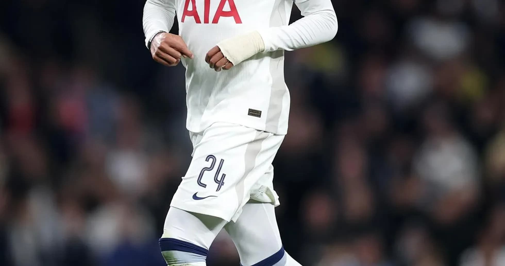 Jugador de Tottenham corriendo con el balón en el campo