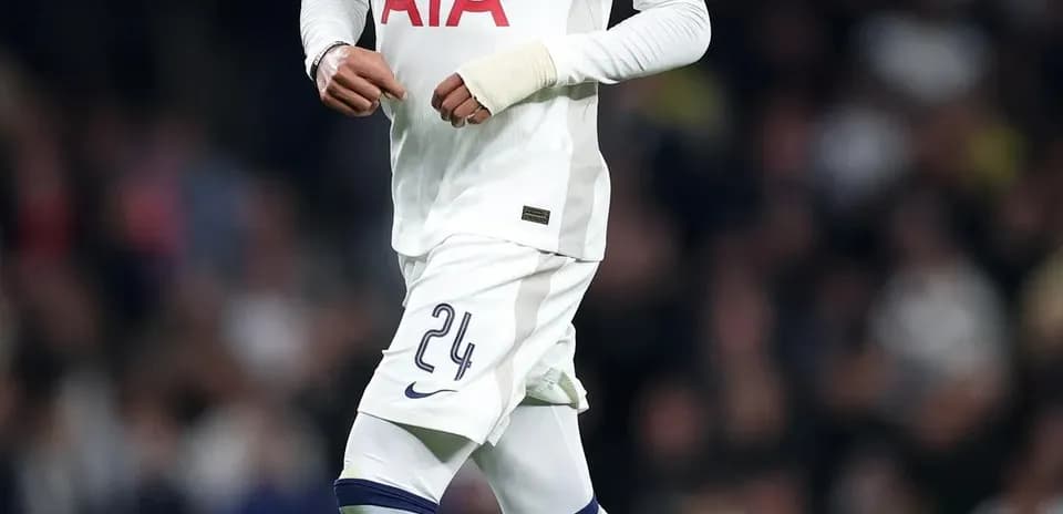 Jugador de Tottenham corriendo con el balón en el campo