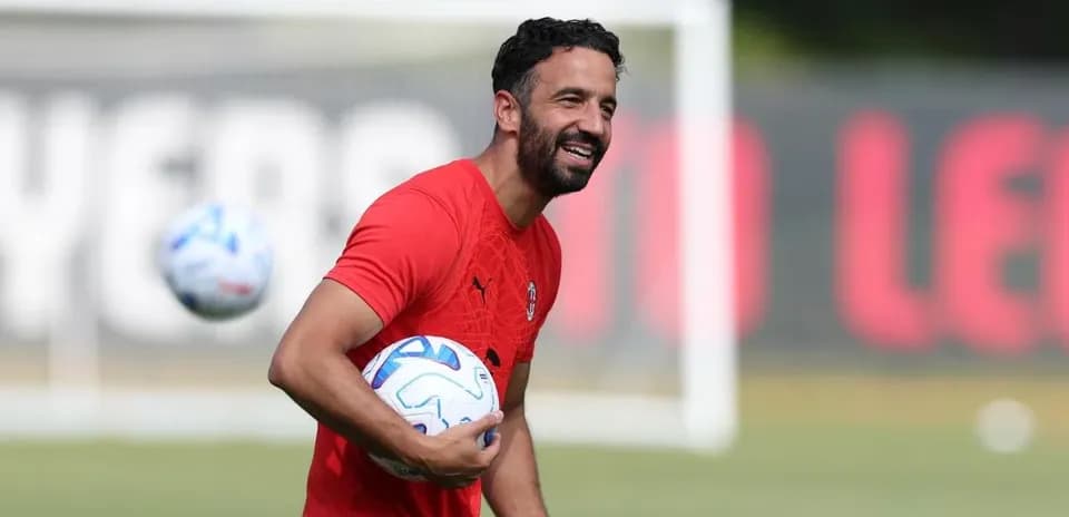 Jugador sosteniendo balón durante sesión de entrenamiento