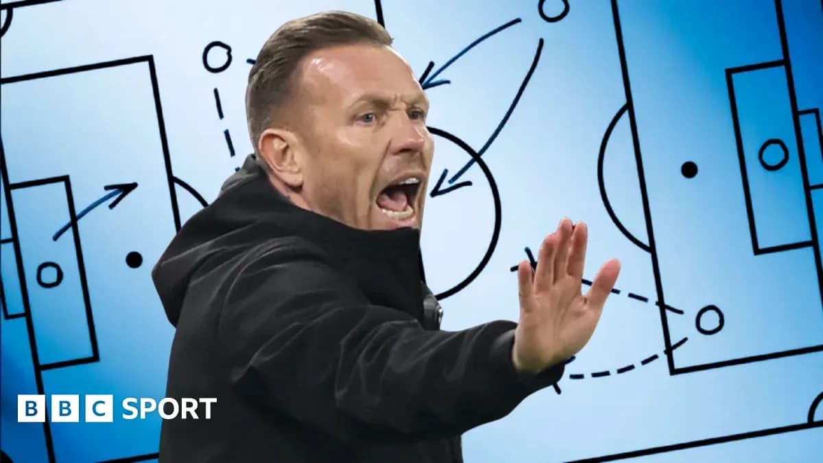Entrenador dando instrucciones tácticas en pizarra