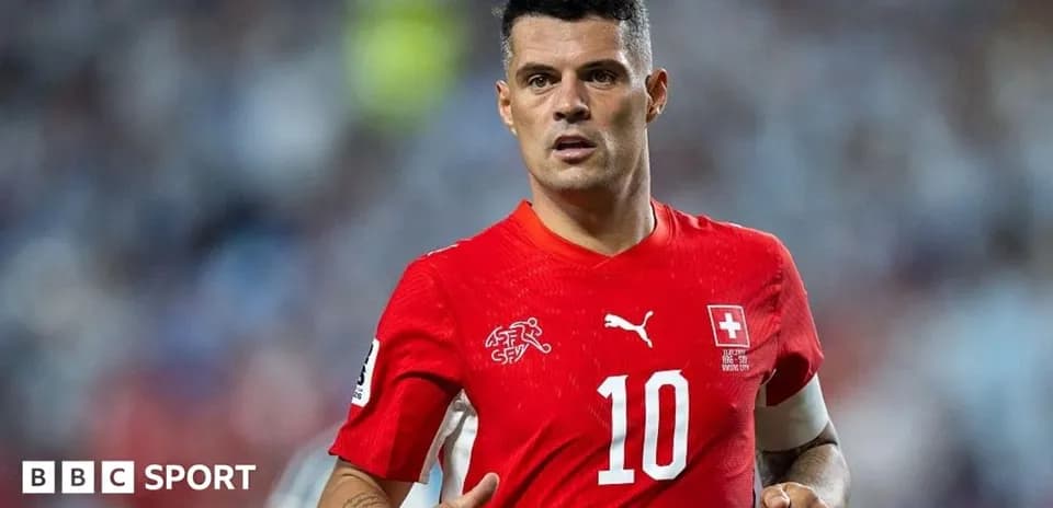 Jugador suizo en camiseta roja durante un partido