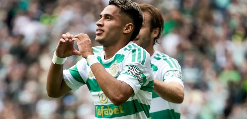 Jugador celebrando un gol con gesto de corazón