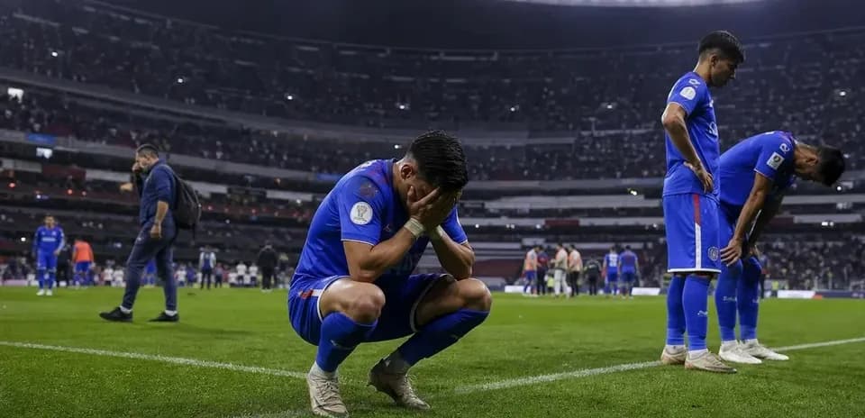 Jugadores de Cruz Azul en el campo tras el partido