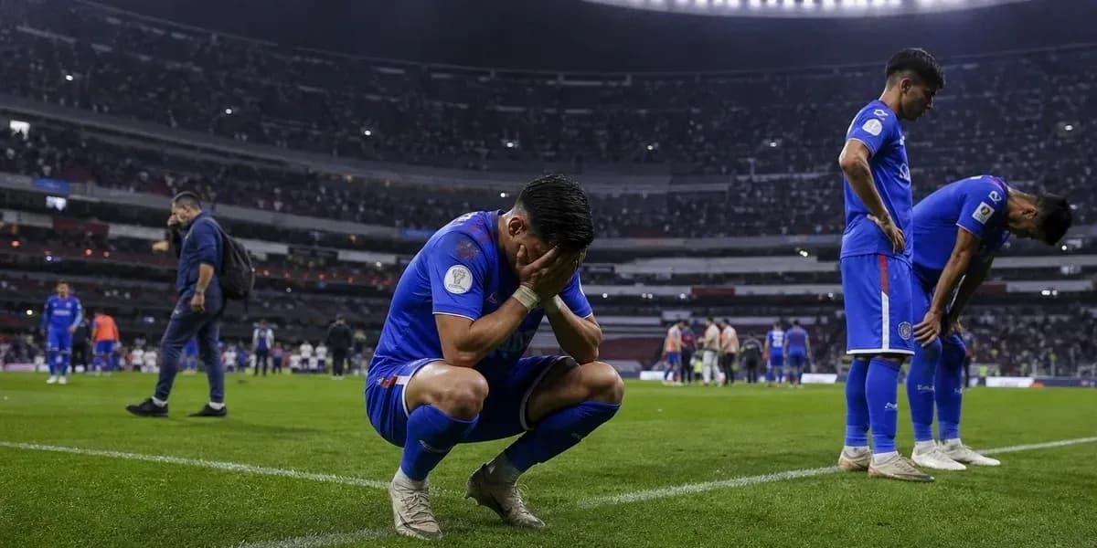 Jugadores de Cruz Azul en el campo tras el partido