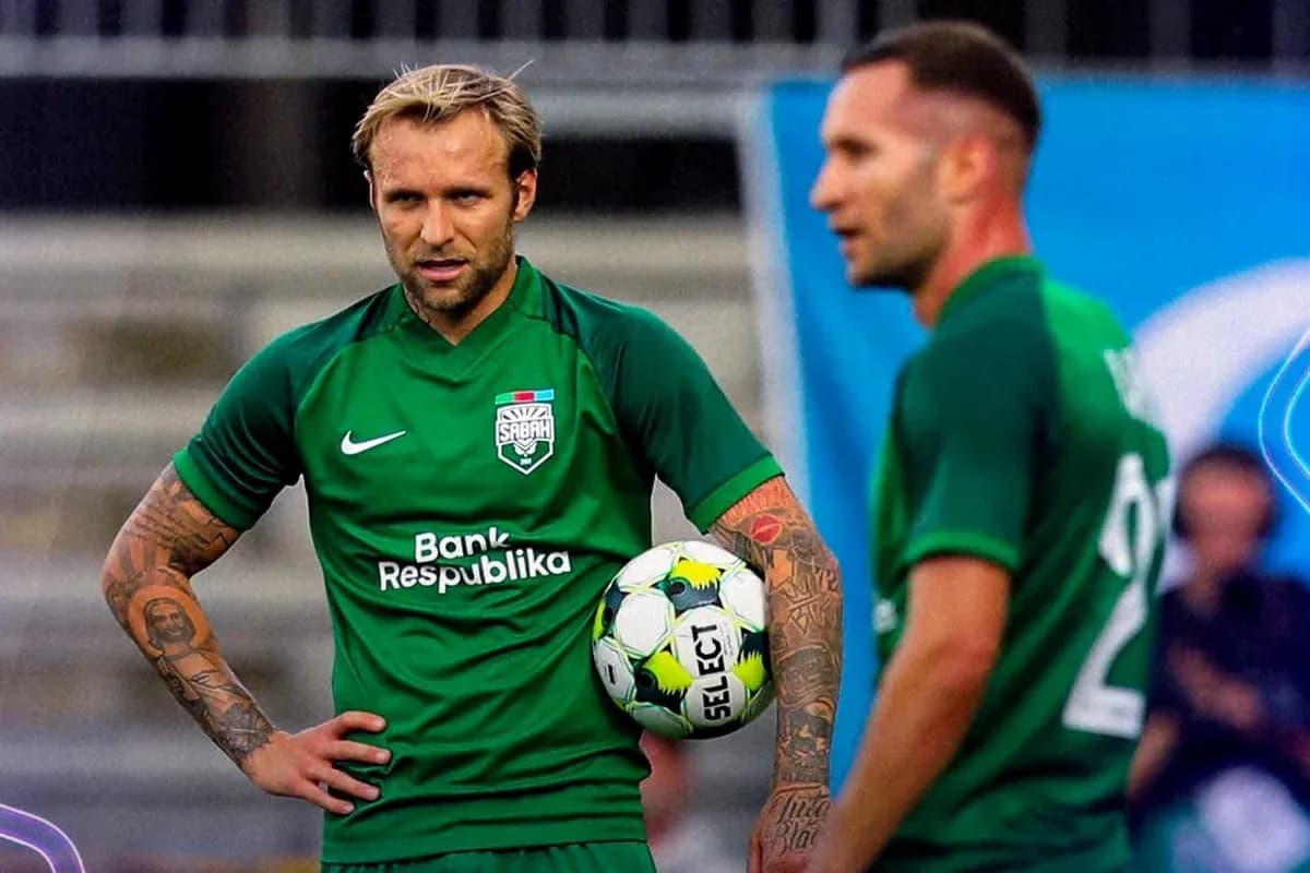 Jugadores de Sabah FA entrenando con balón