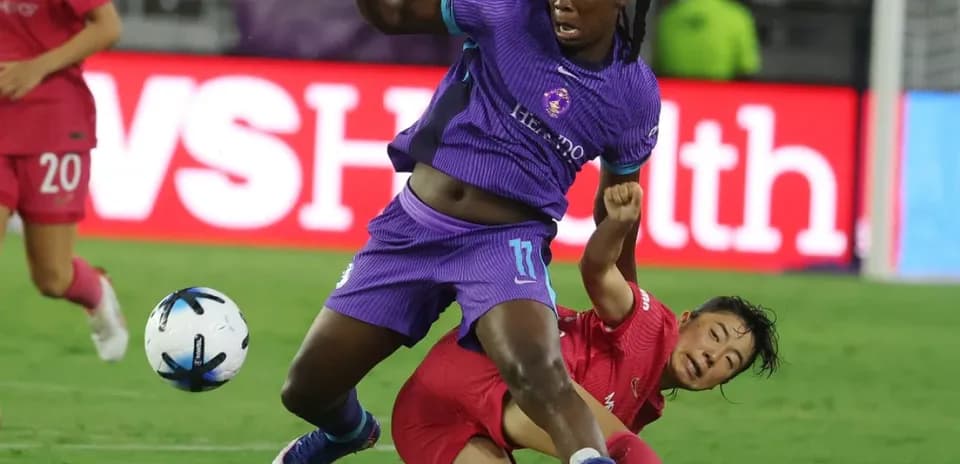 Una jugadora cae mientras disputa el balón