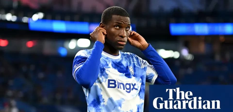 Jugador de Chelsea ajustando su camiseta antes del partido