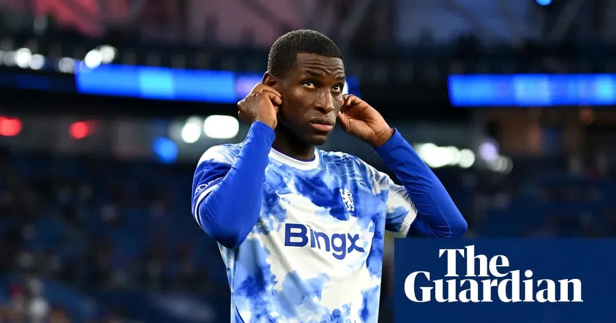Jugador de Chelsea ajustando su camiseta antes del partido
