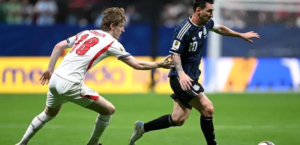 Jugador de Argentina superando a rival durante el partido
