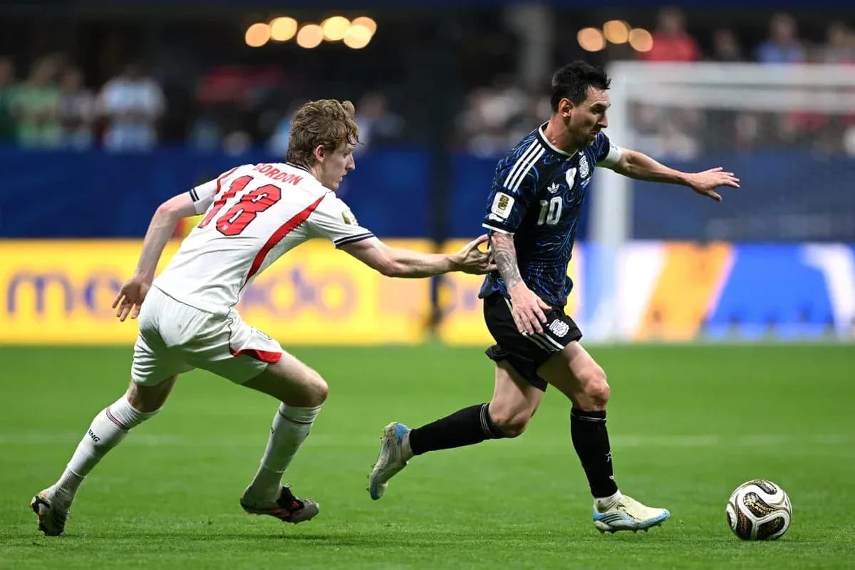 Jugador de Argentina superando a rival durante el partido