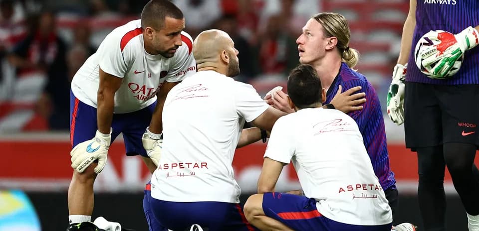 Jugadores y personal médico atendiendo a un jugador lesionado