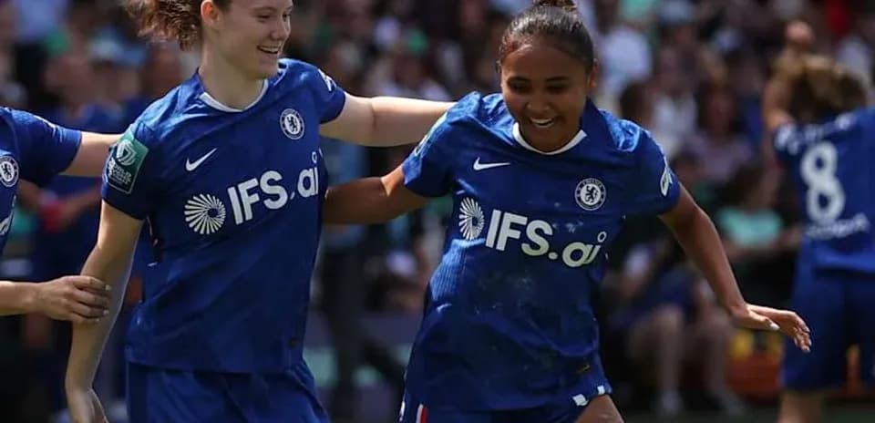 Jugadoras del Chelsea celebrando un gol en el campo