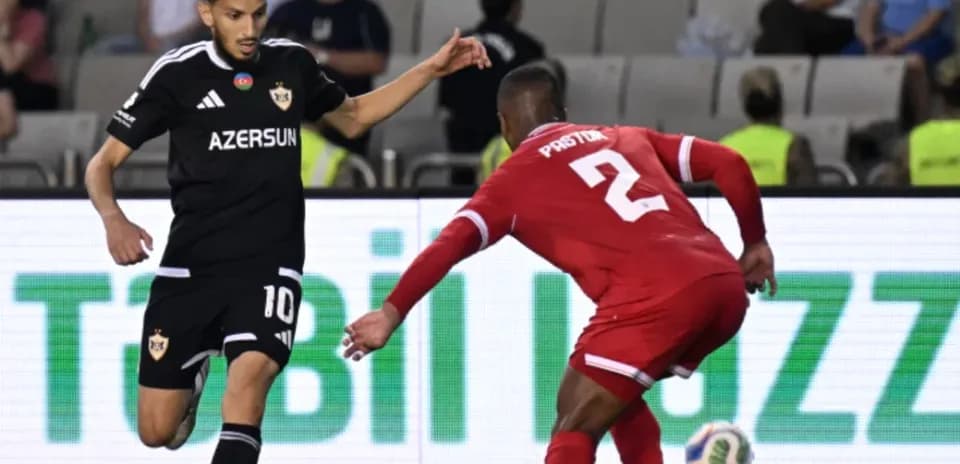 Jugador de Qarabag driblando a defensor de CSKA Sofia