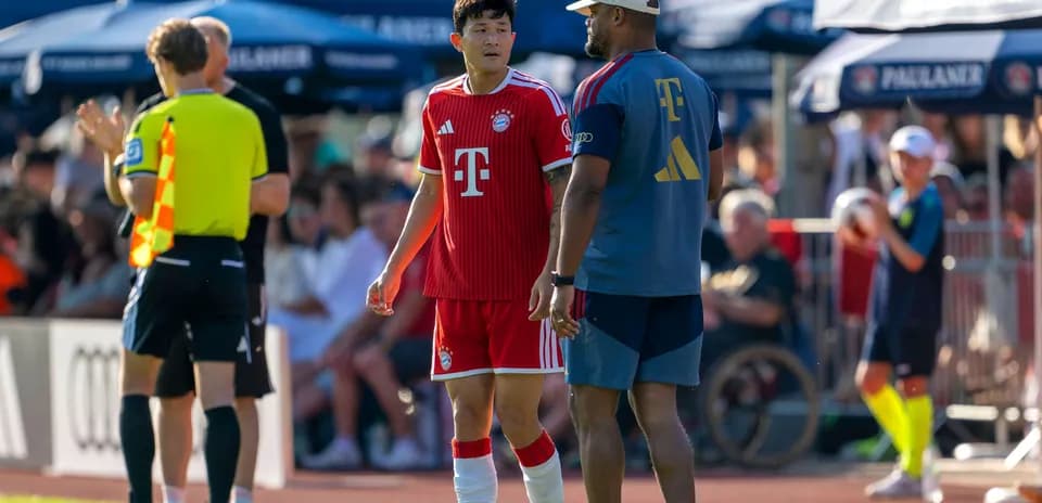 Jugador de Bayern Munich conversando con entrenador