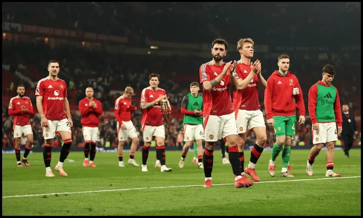 Jugadores de Manchester United aplaudiendo tras el partido