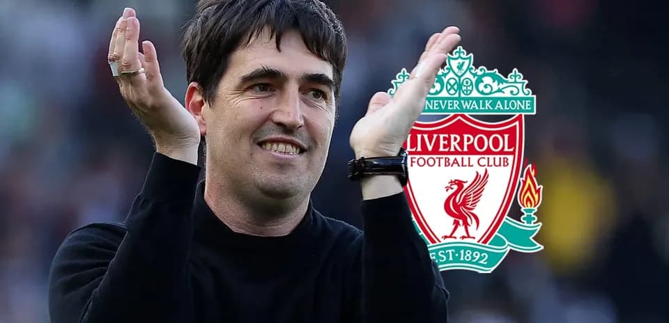 Entrenador aplaudiendo frente al logo de Liverpool
