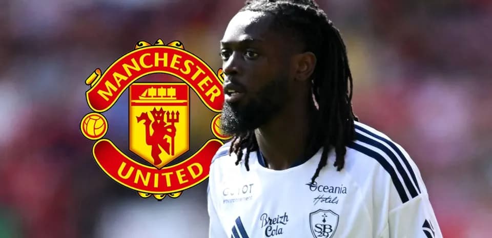 Jugador con camiseta blanca y logo de Manchester United