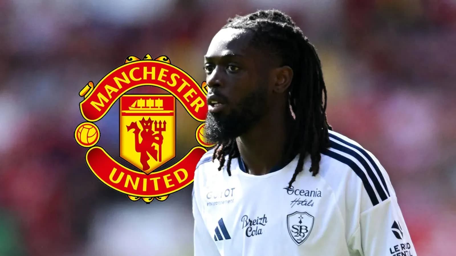 Jugador con camiseta blanca y logo de Manchester United