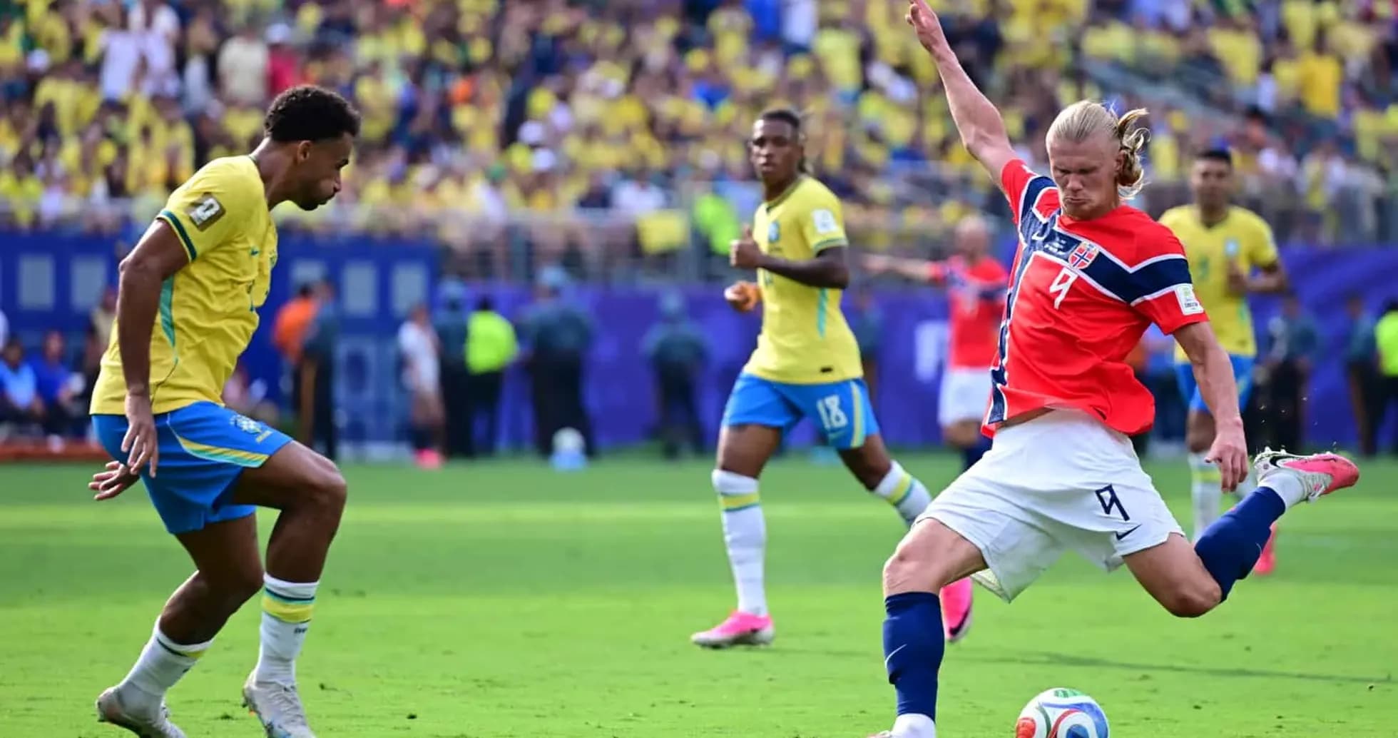 Jugador brasileño intentando robar el balón
