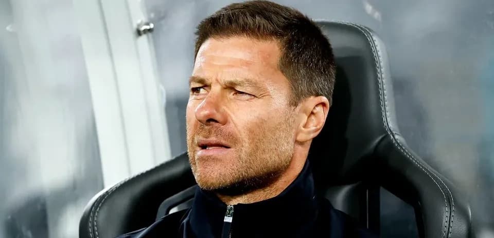 Entrenador observando el partido desde el banquillo