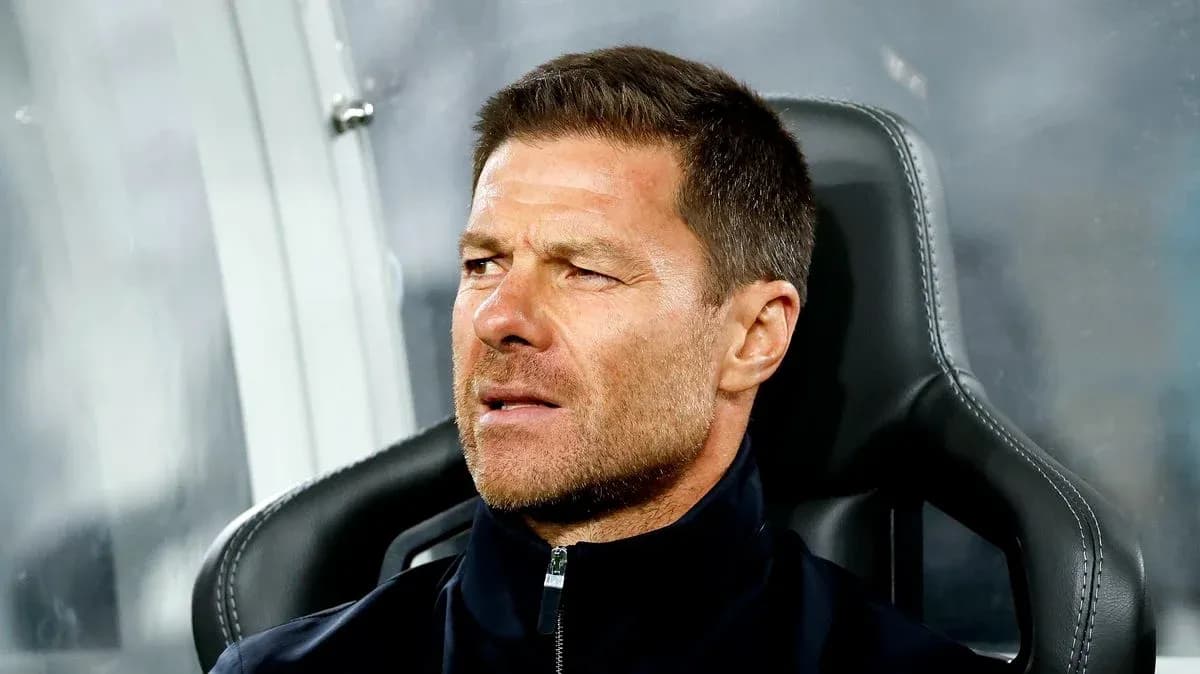 Entrenador observando el partido desde el banquillo