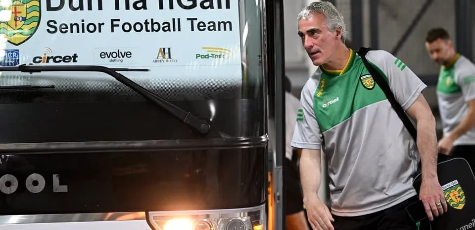 Entrenador saliendo del autobús de Dún na nGall