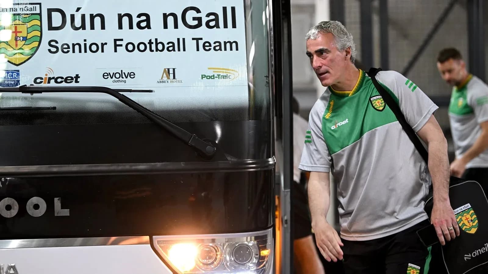 Entrenador saliendo del autobús de Dún na nGall