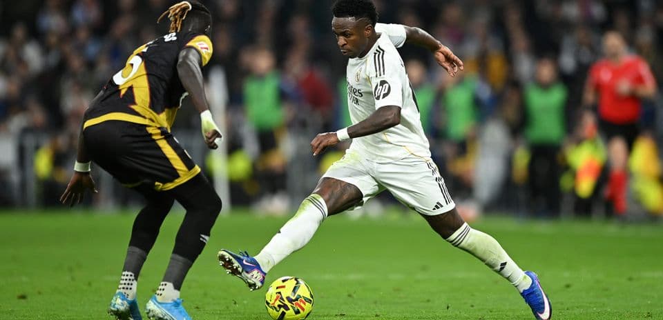 Vinícius Jr. driblando en el partido