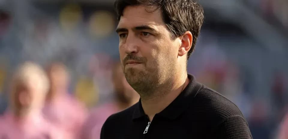 Entrenador observando el partido desde la línea lateral