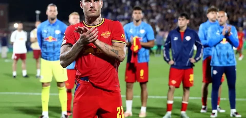 Jugador aplaudiendo con compañeros en el fondo