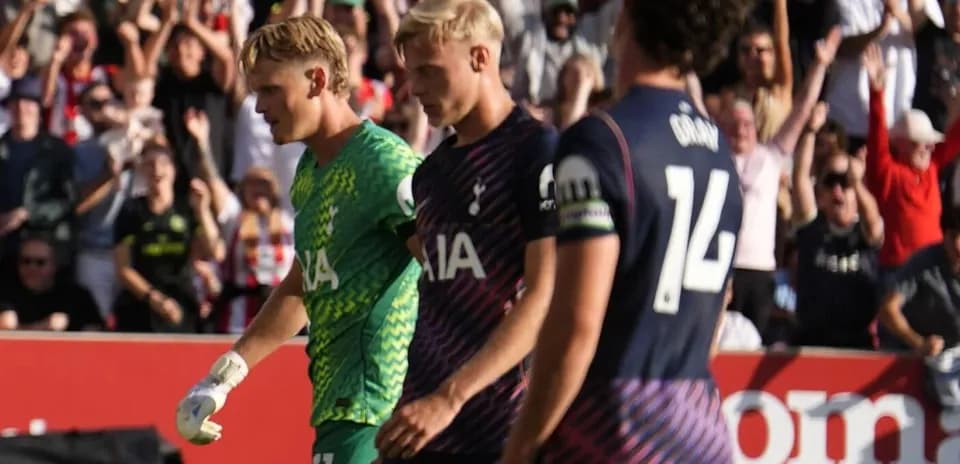 Jugadores de Tottenham caminando tras una jugada