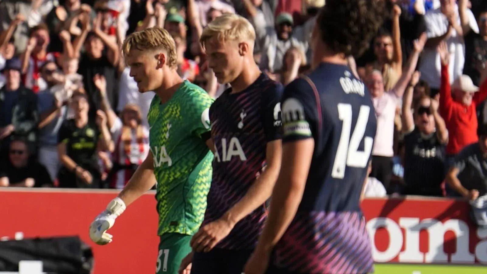 Jugadores de Tottenham caminando tras una jugada