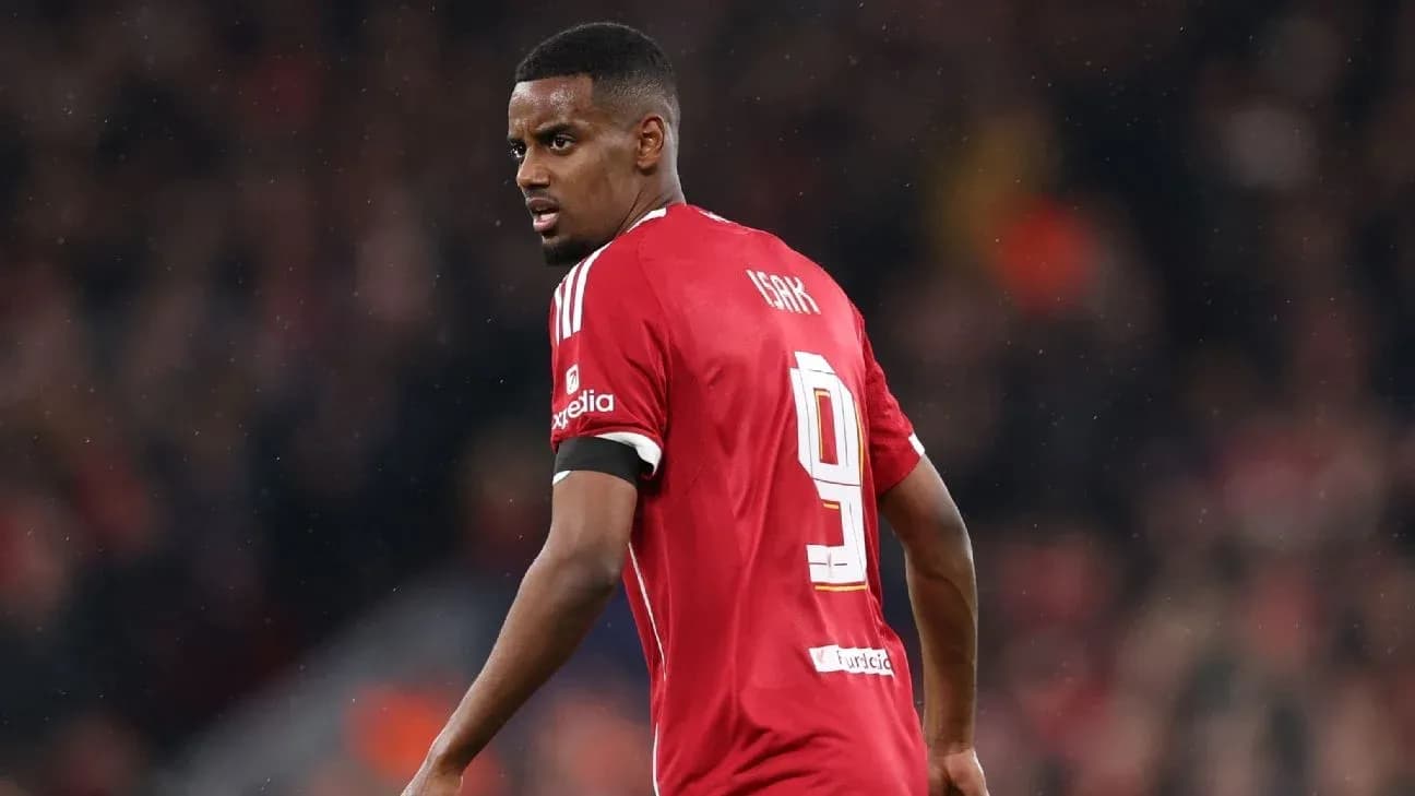 Jugador con camiseta roja mirando hacia atrás en el campo
