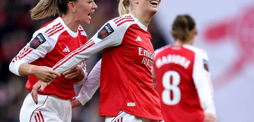Jugadoras de Arsenal celebrando un gol