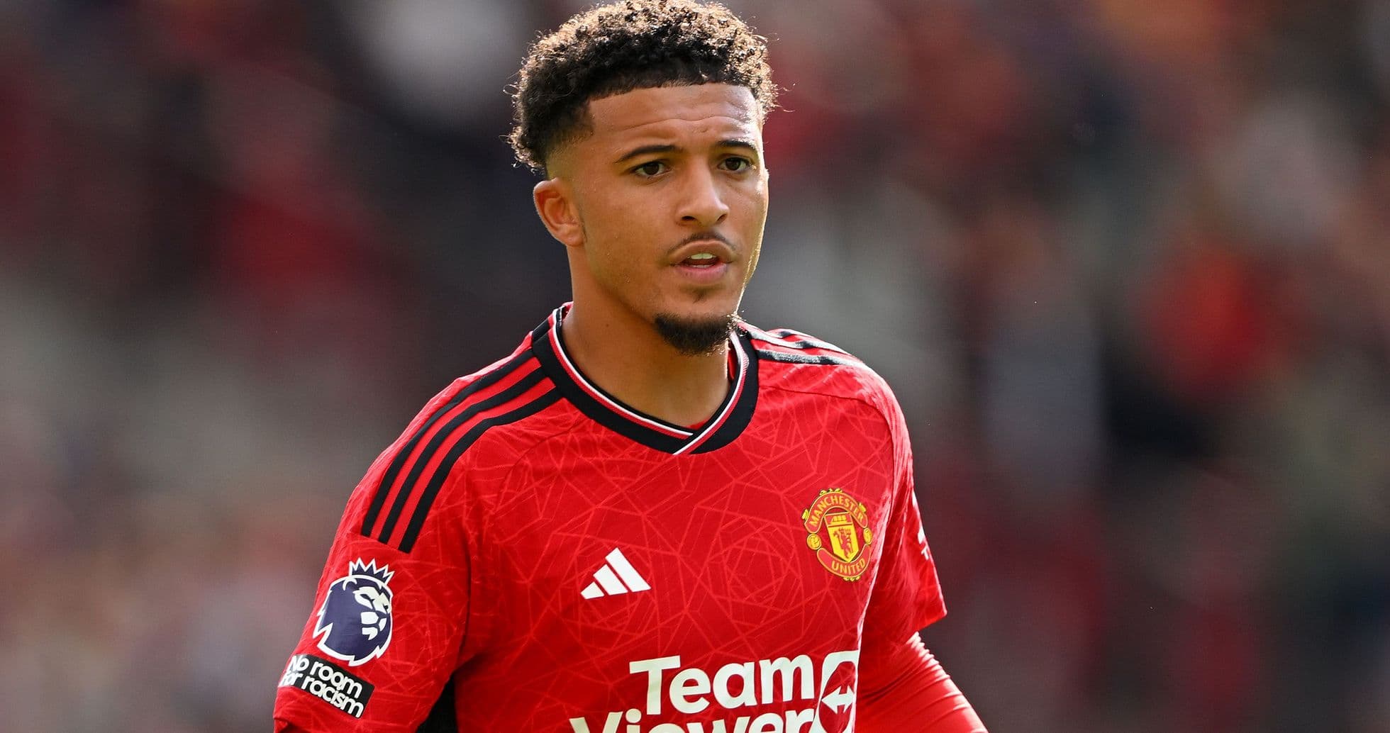 Jugador de Manchester United en camiseta roja en el campo