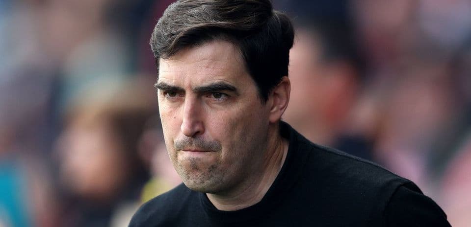 Entrenador observando el partido desde la banda